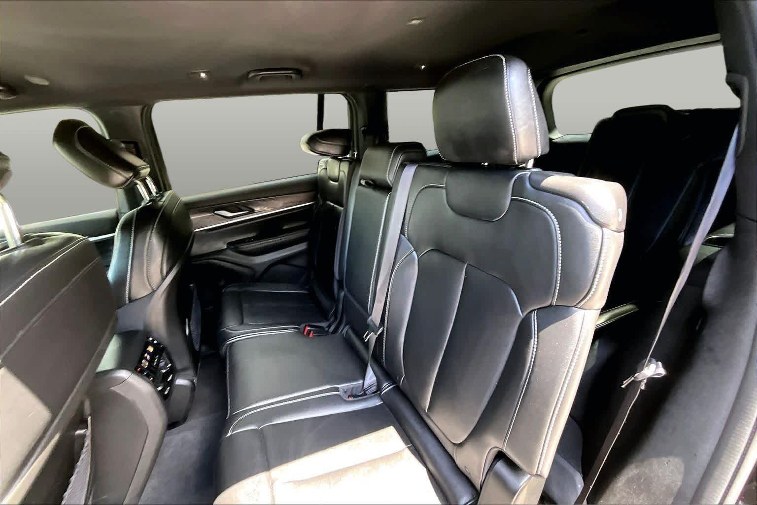 Used 2024 Diamond Black Crystal Pearlcoat Jeep Limited image 21