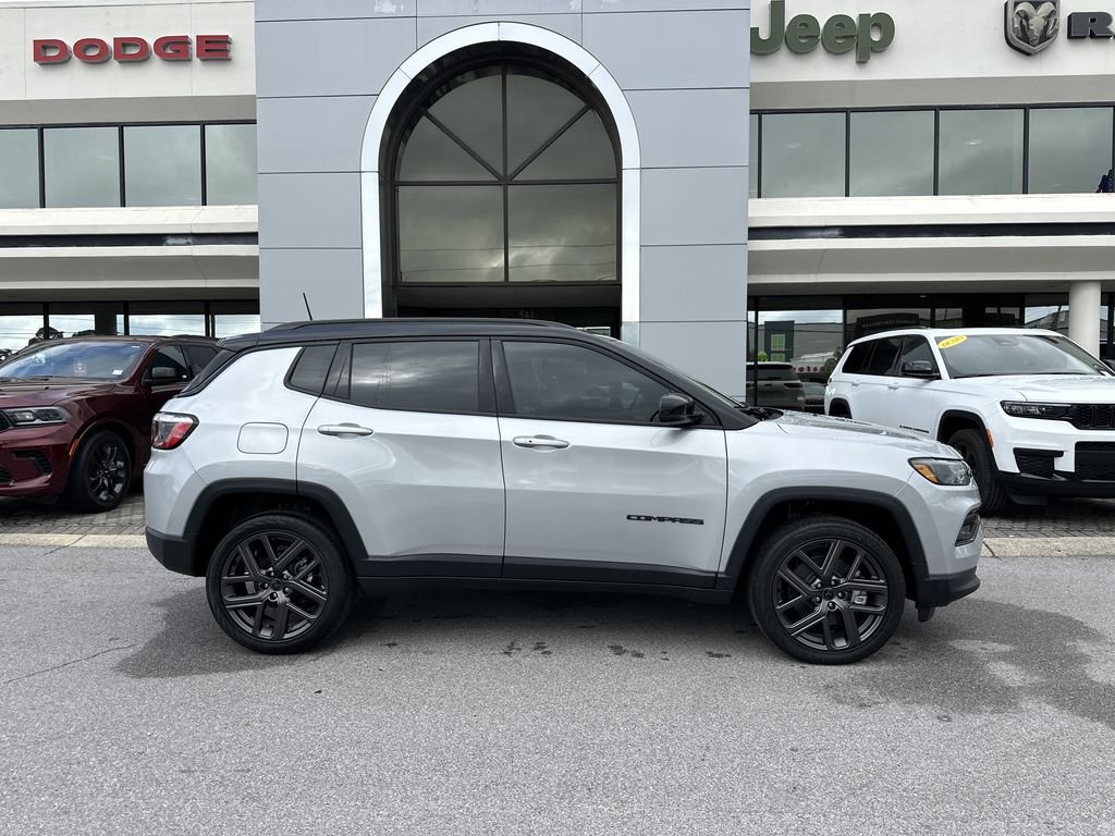 New 2026 Silver Zynith Metallic Clear-Coat Exterior Paint Jeep Limited image 5