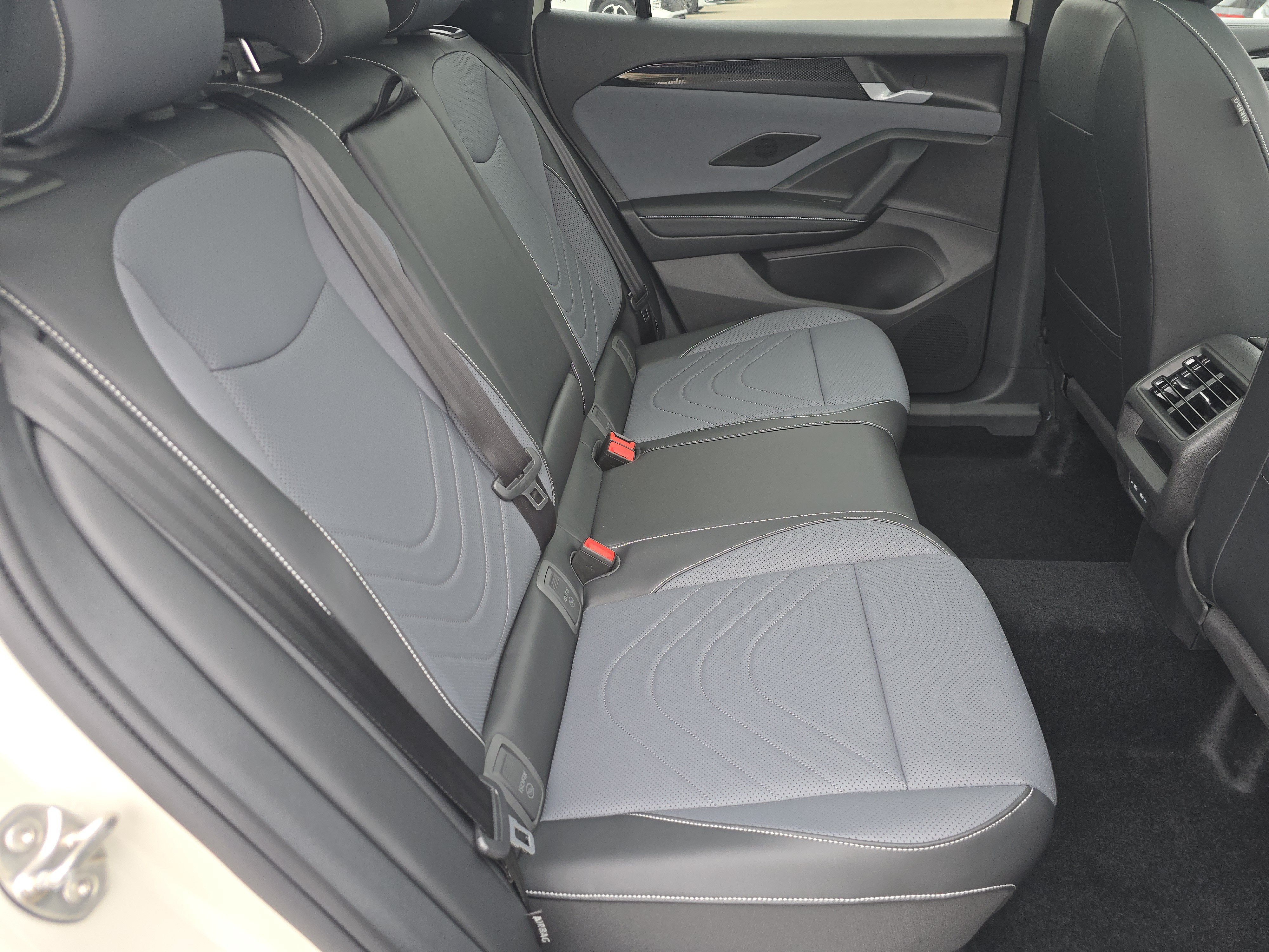 New 2026 Sandstone w/Deep Black Roof Volkswagen SE R-Line Black image 16