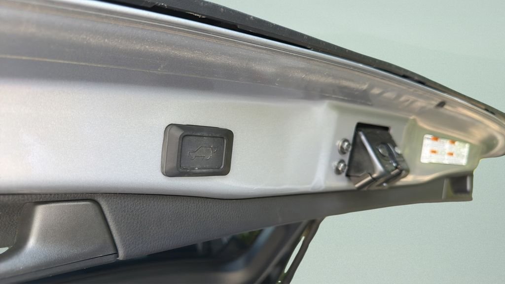 Used 2022 Silver Toyota XLE Premium image 28