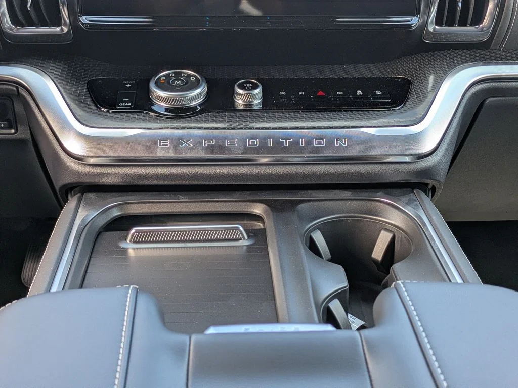 New 2026 Star White Metallic Tri-Coat Ford Platinum image 24