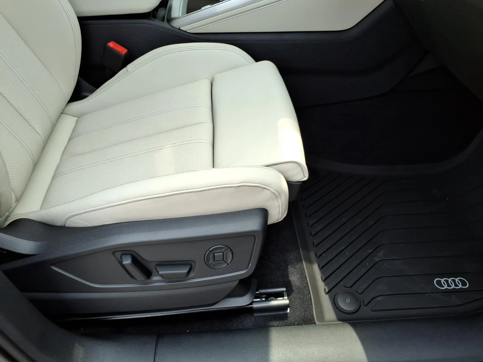 Certified Used 2025 Daytona Gray Pearl Effect Audi S line Premium image 21