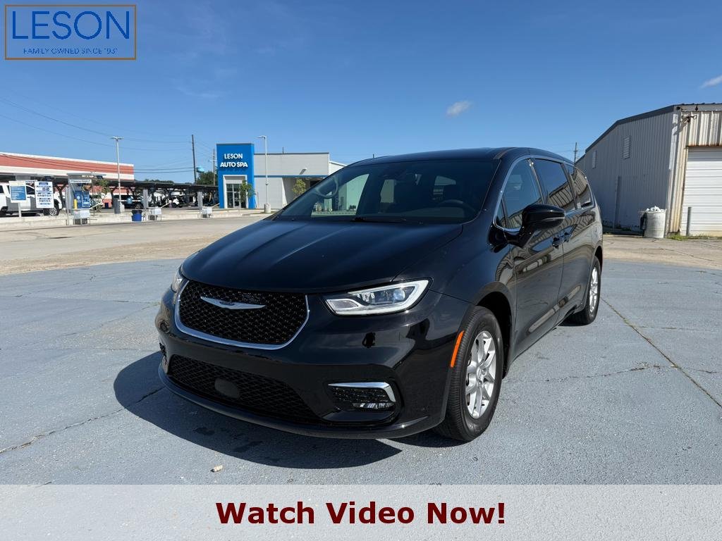 2025 Chrysler Pacifica Select's photo