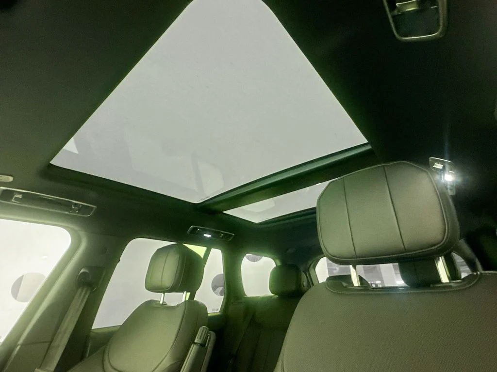 New 2026 Santorini Black Land Rover SE image 18