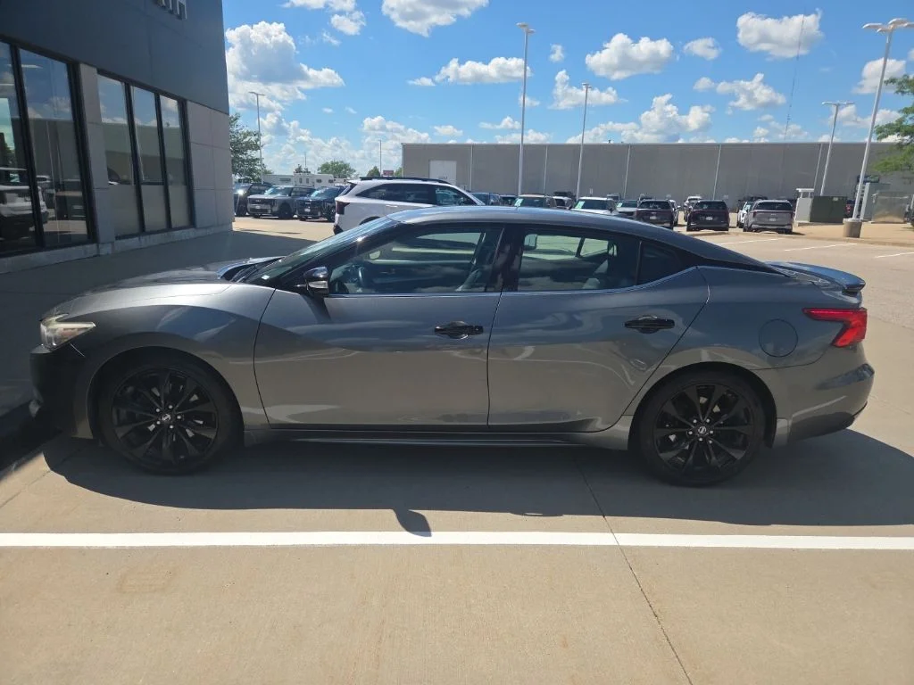 Used 2017 Gray Nissan SR image 4