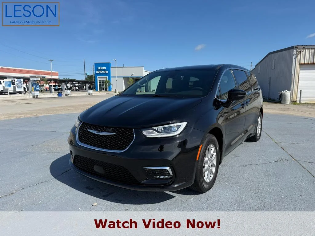 2025 Chrysler Pacifica Select's photo