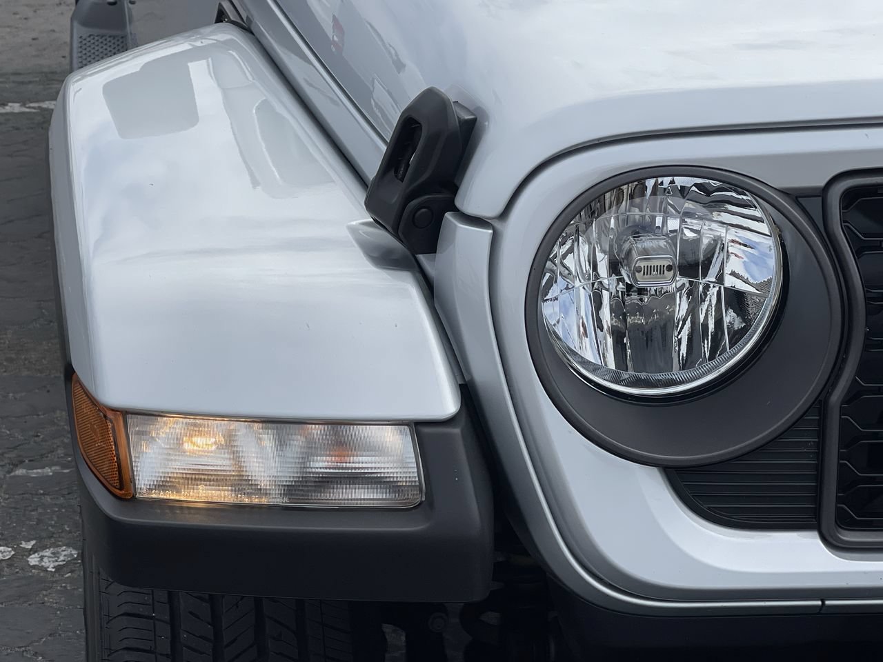 Used 2024 Silver Zynith Clearcoat Jeep Sport S image 7