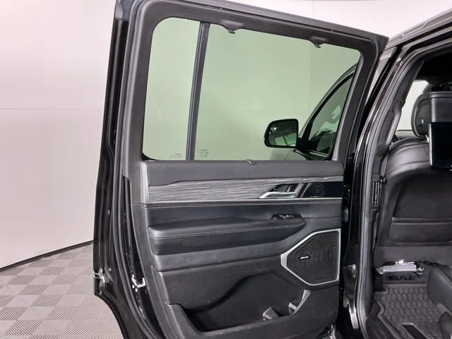Used 2022 Diamond Black Crystal Pearlcoat Jeep Series III image 27