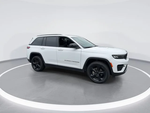 Used 2023 White/off-white Jeep Altitude X image 2
