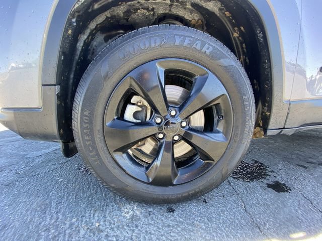 Used 2021 Silver Jeep Altitude 4x4 image 10