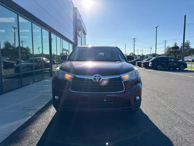 Used 2016 Red Toyota XLE V6 image 7