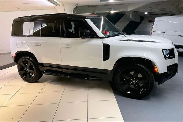 Used 2024 White Land Rover X-Dynamic SE image 9
