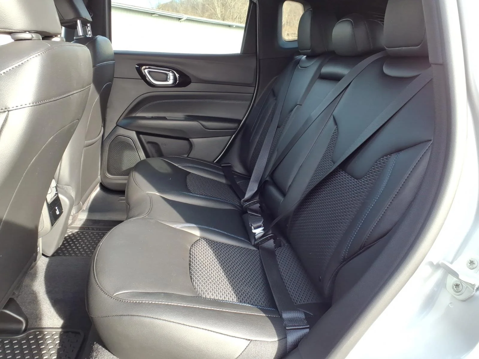 New 2026 Silver Zynith Metallic Clearcoat Jeep Latitude image 5
