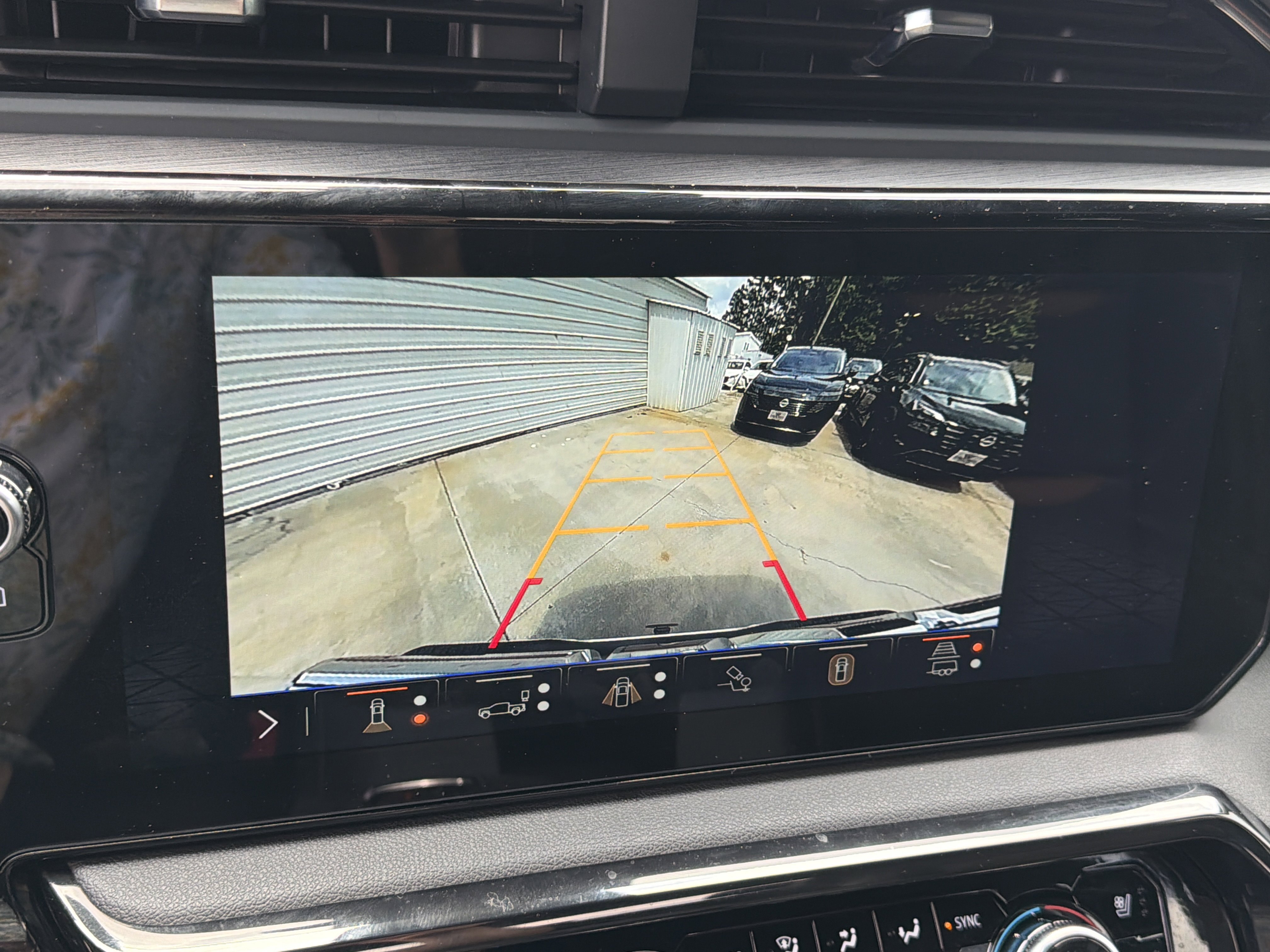 Used 2025 Summit White GMC AT4 image 30