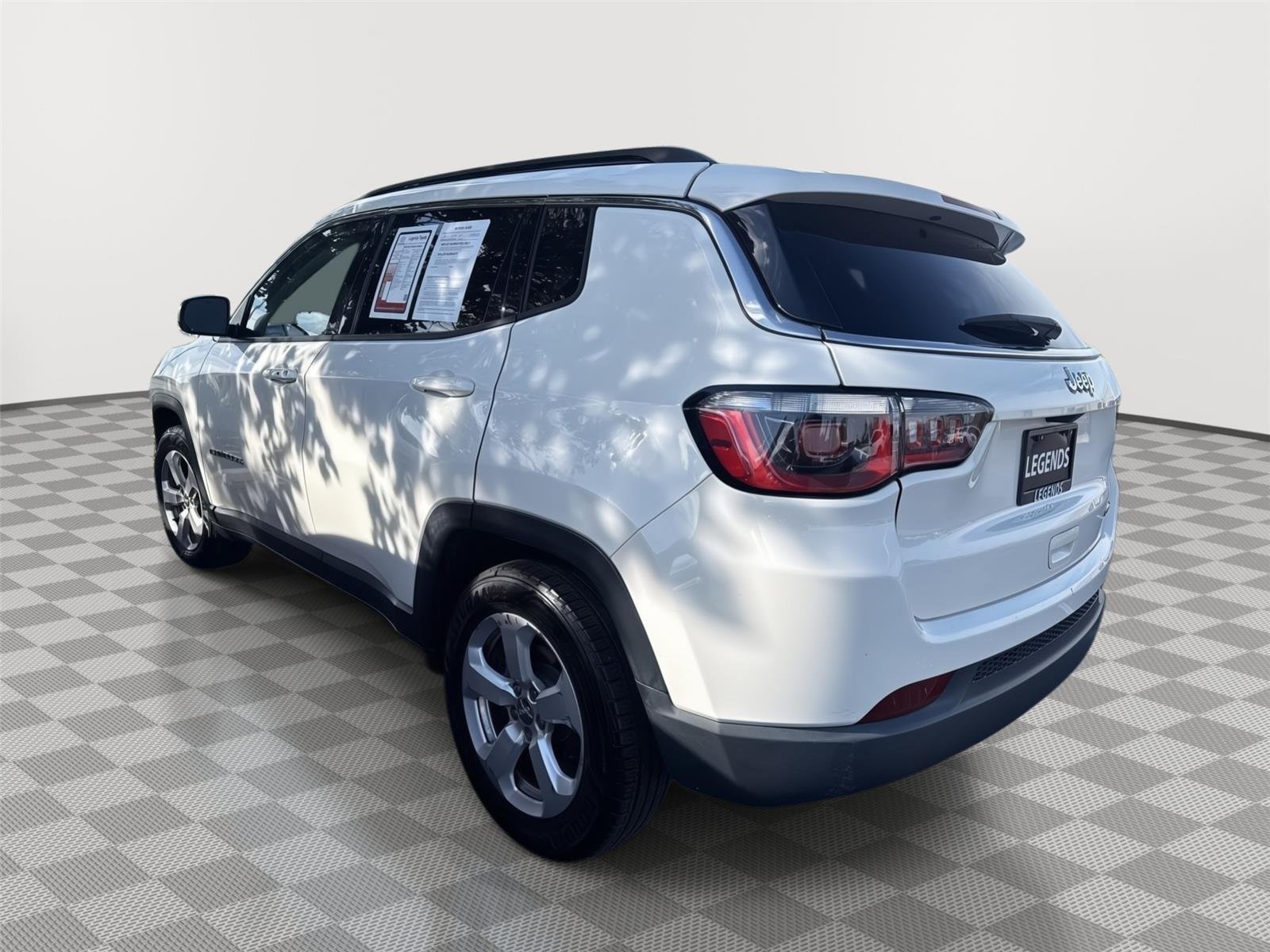Used 2018 White Clearcoat Jeep Latitude image 9