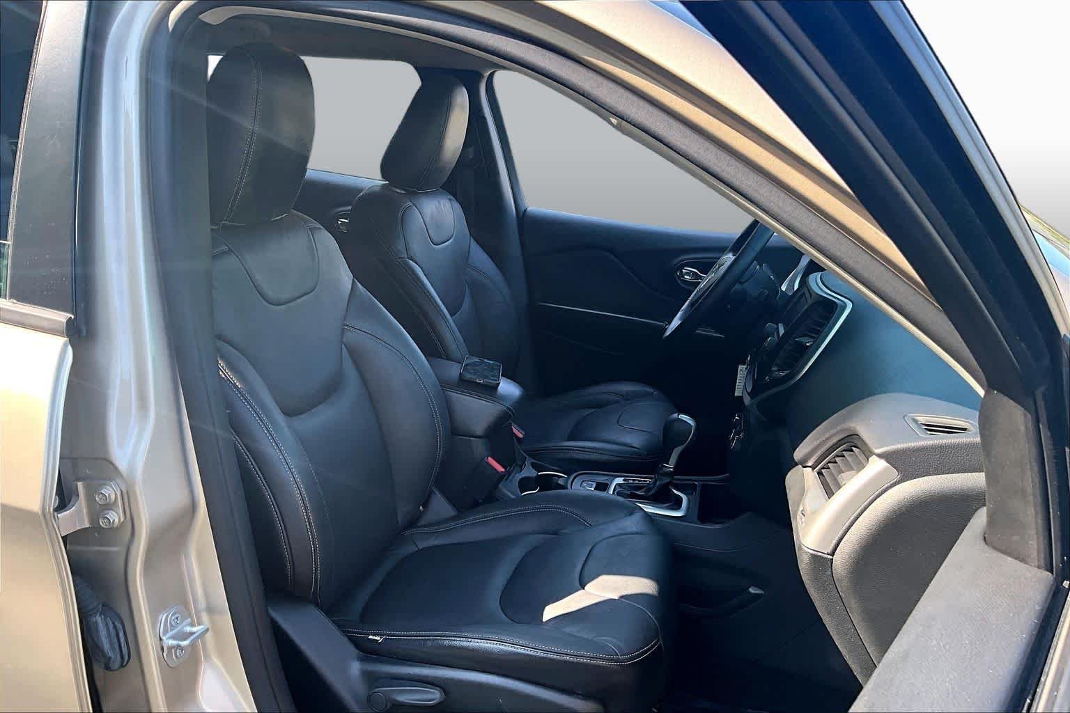 Used 2015 Cashmere Pearlcoat Jeep Sport image 9