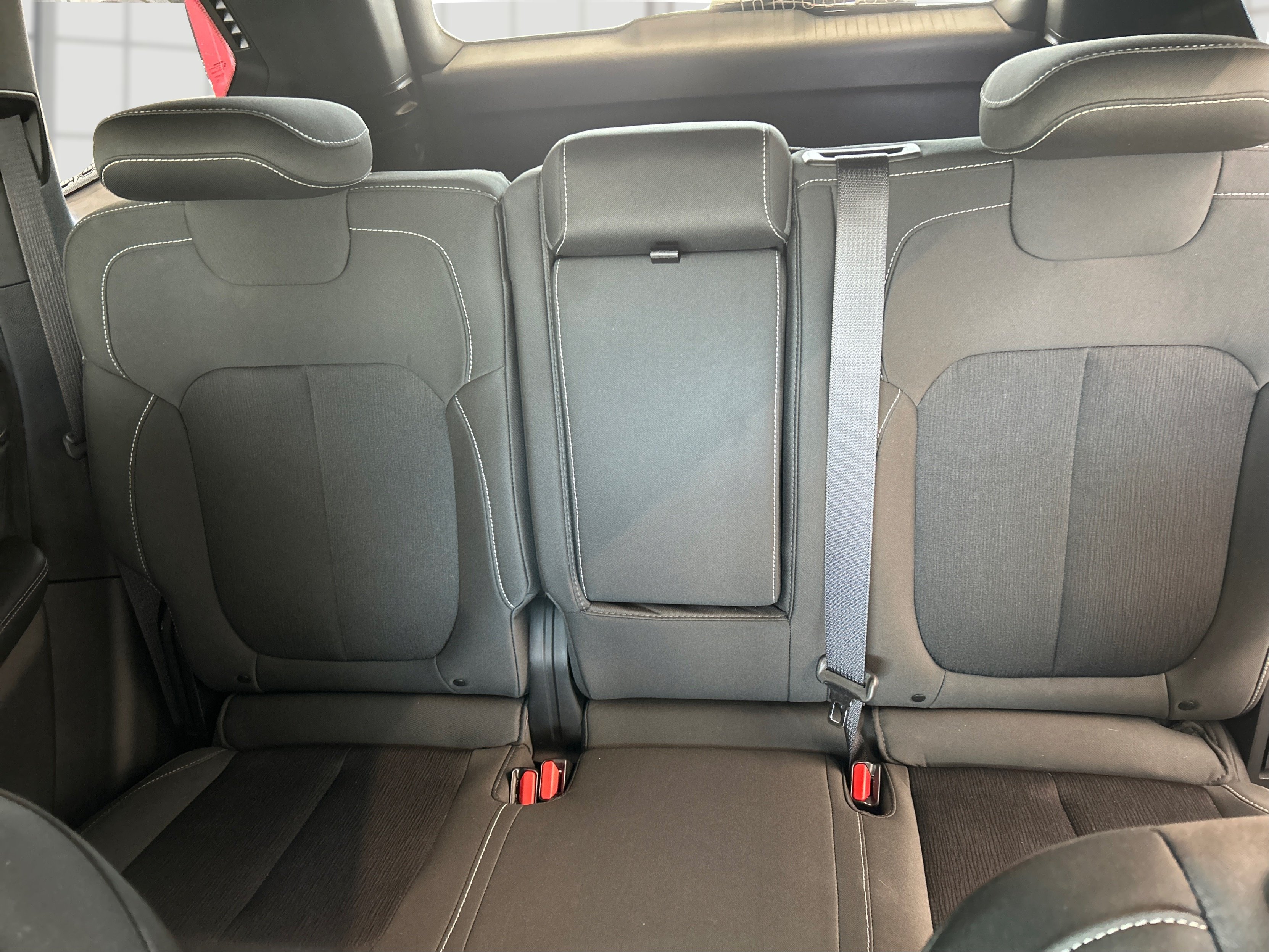 New 2026 Diamond Black Crystal Pearlcoat Jeep Laredo image 13