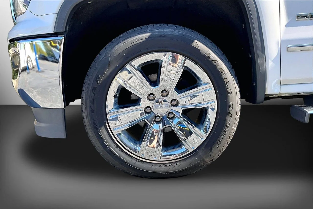 Used 2016 White GMC SLT image 32