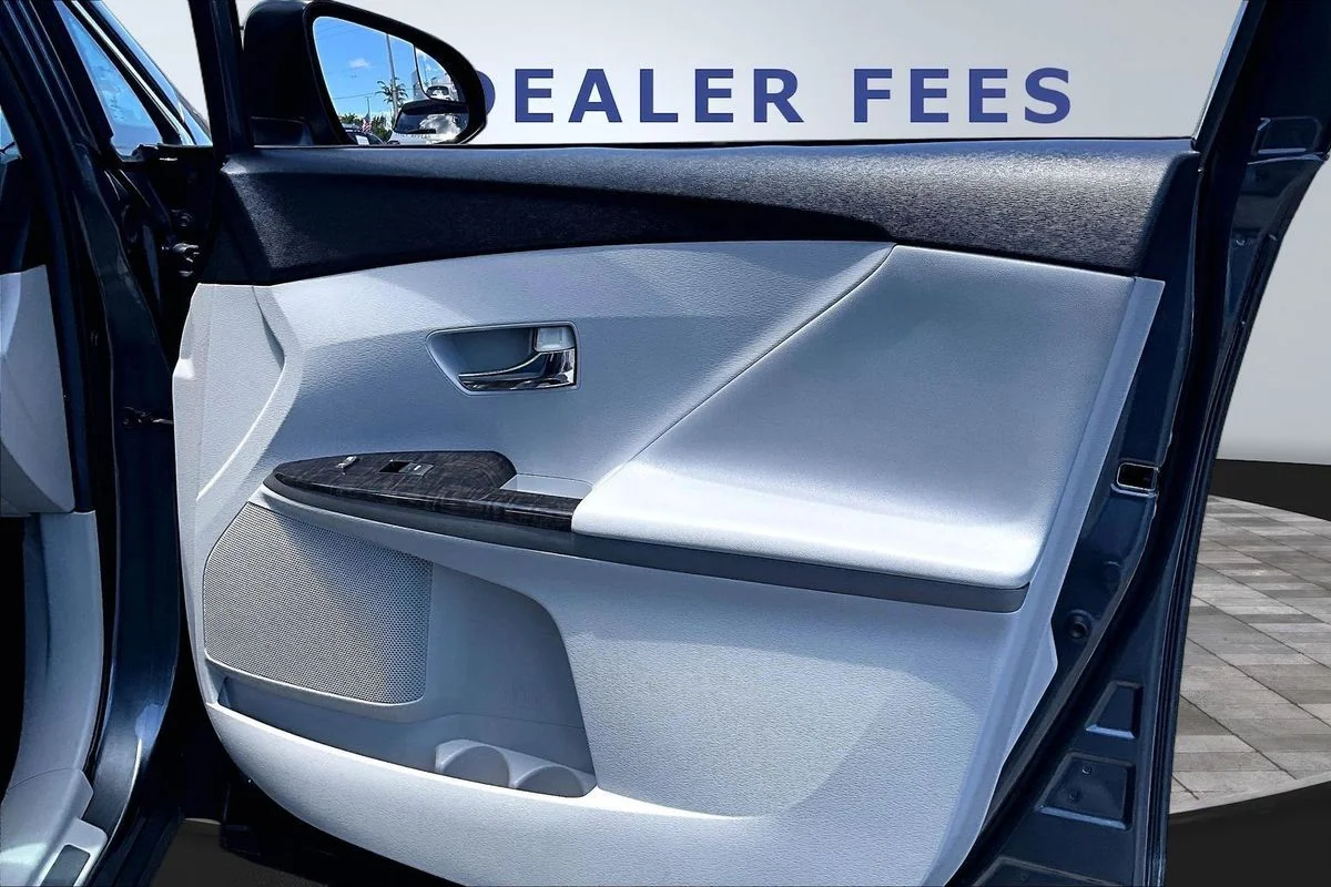 Used 2013 Gray Toyota LE image 27