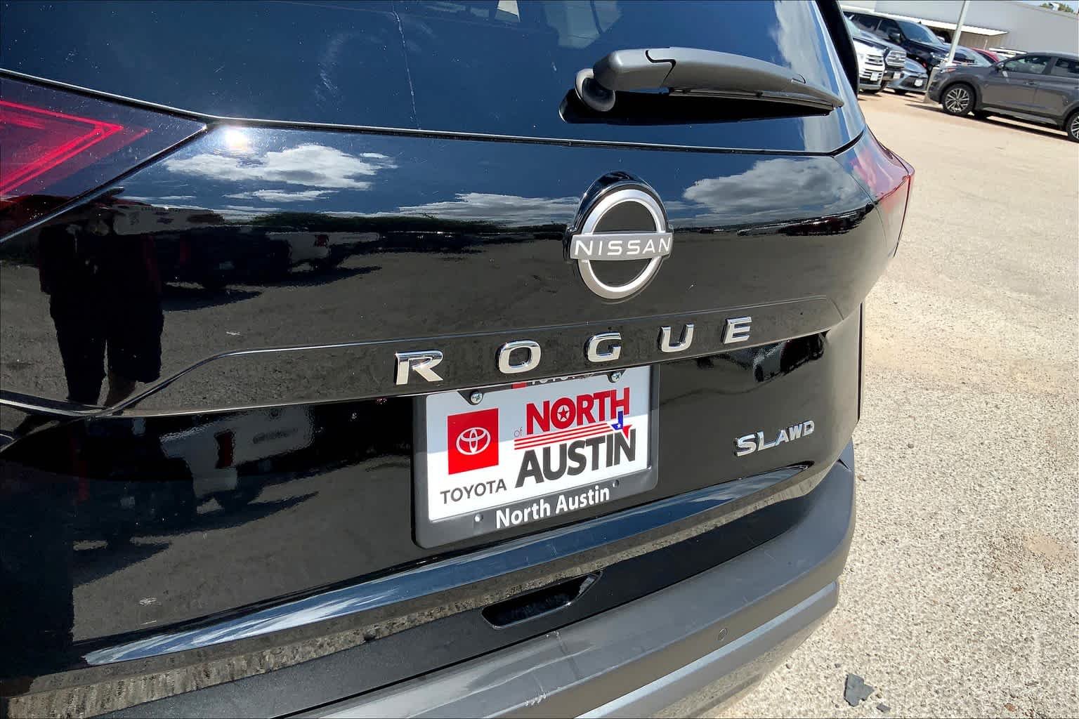 Used 2023 Super Black Nissan SL image 30
