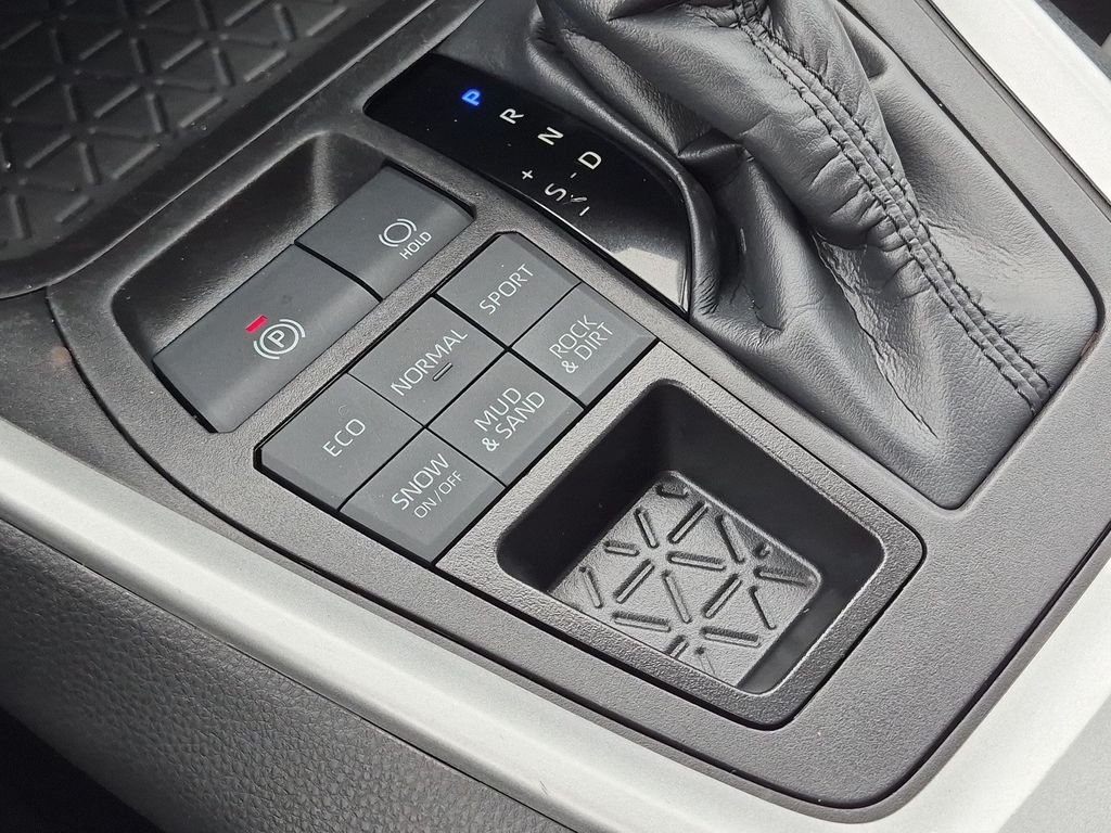 Used 2023  Toyota XLE Premium image 22