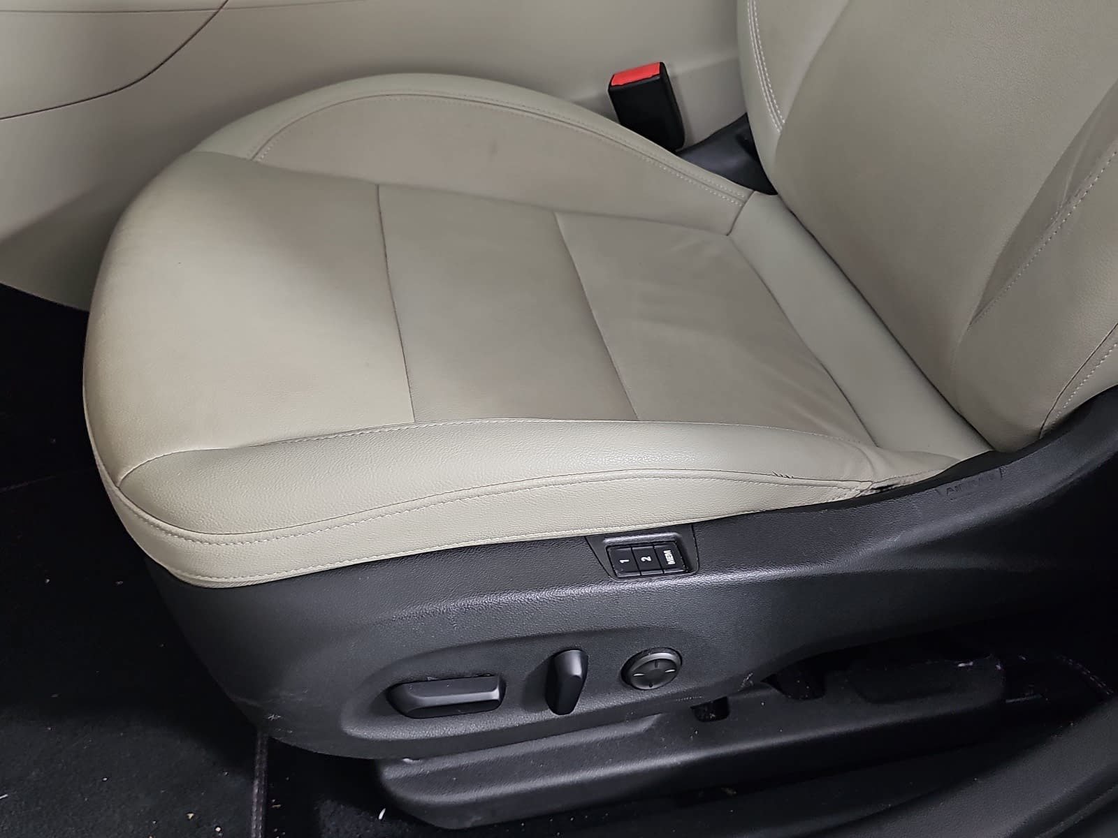 Used 2018 White Buick Essence image 25