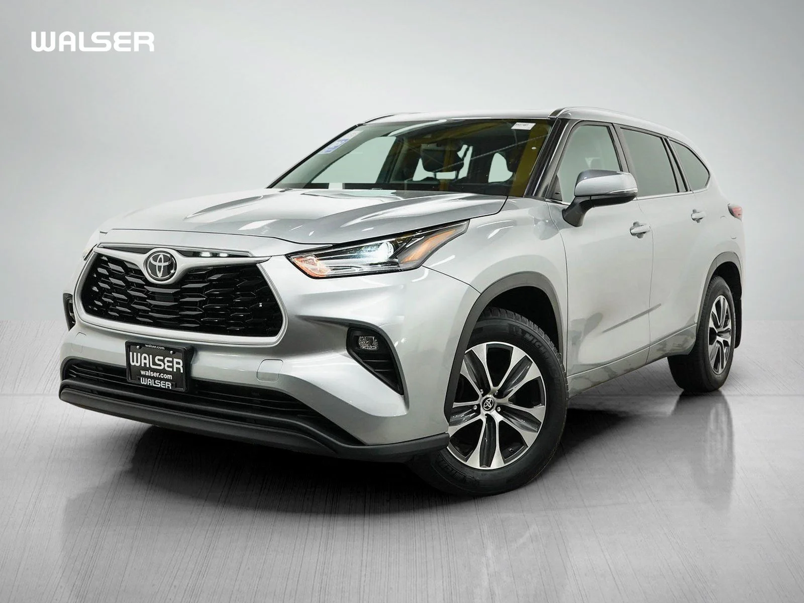 Used 2021 Silver Toyota 4D WAGON XLE AWD image 1