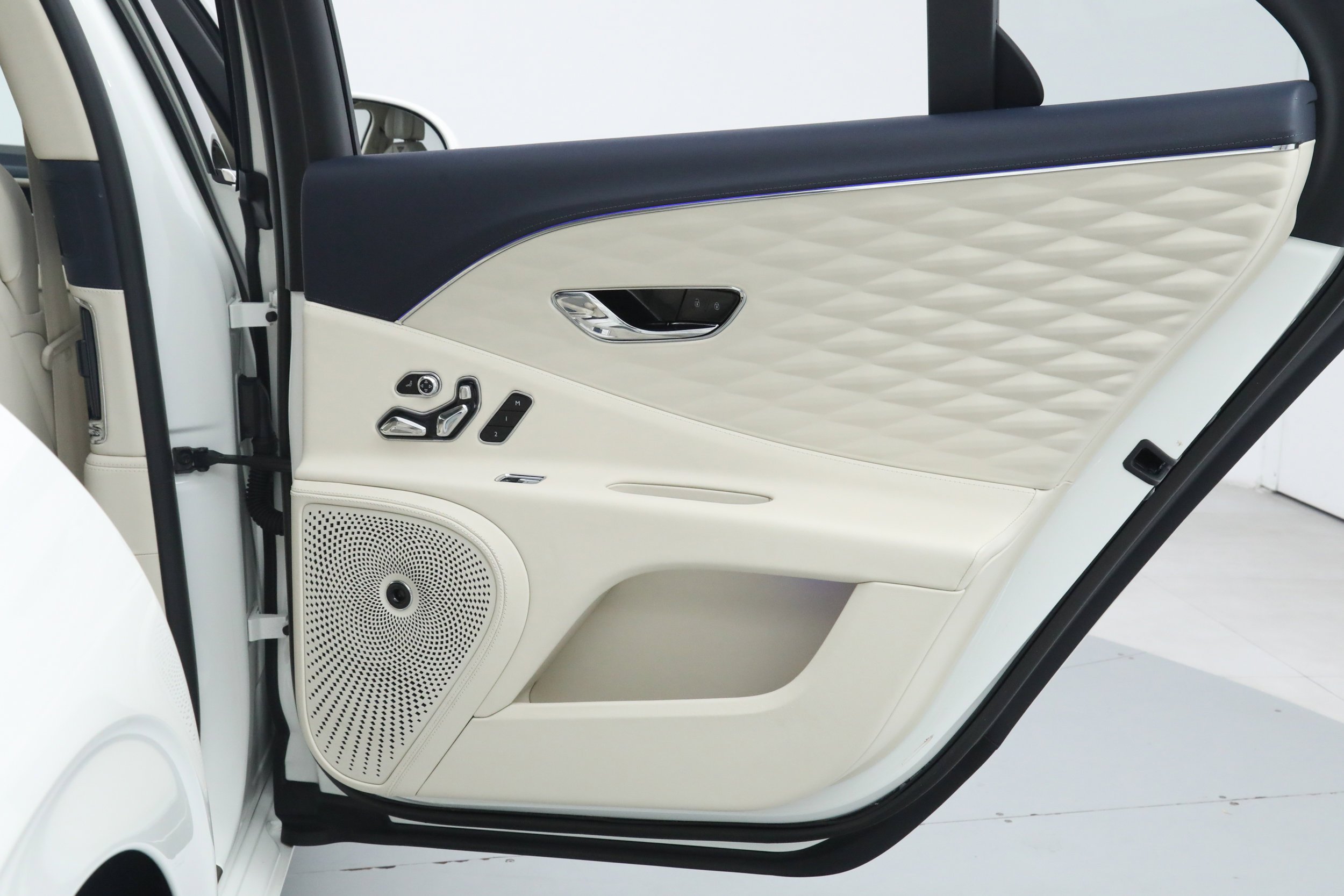 Used 2022 White Bentley  image 20