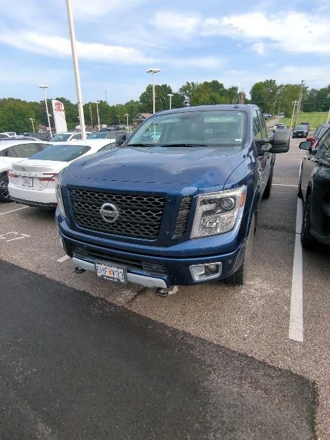 Used 2018 Blue Nissan PRO-4X image 18