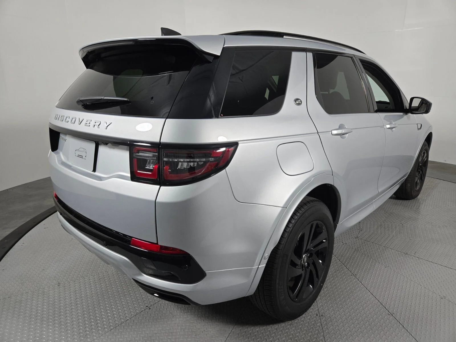 Used 2025 Hakuba Silver Metallic Land Rover S image 2