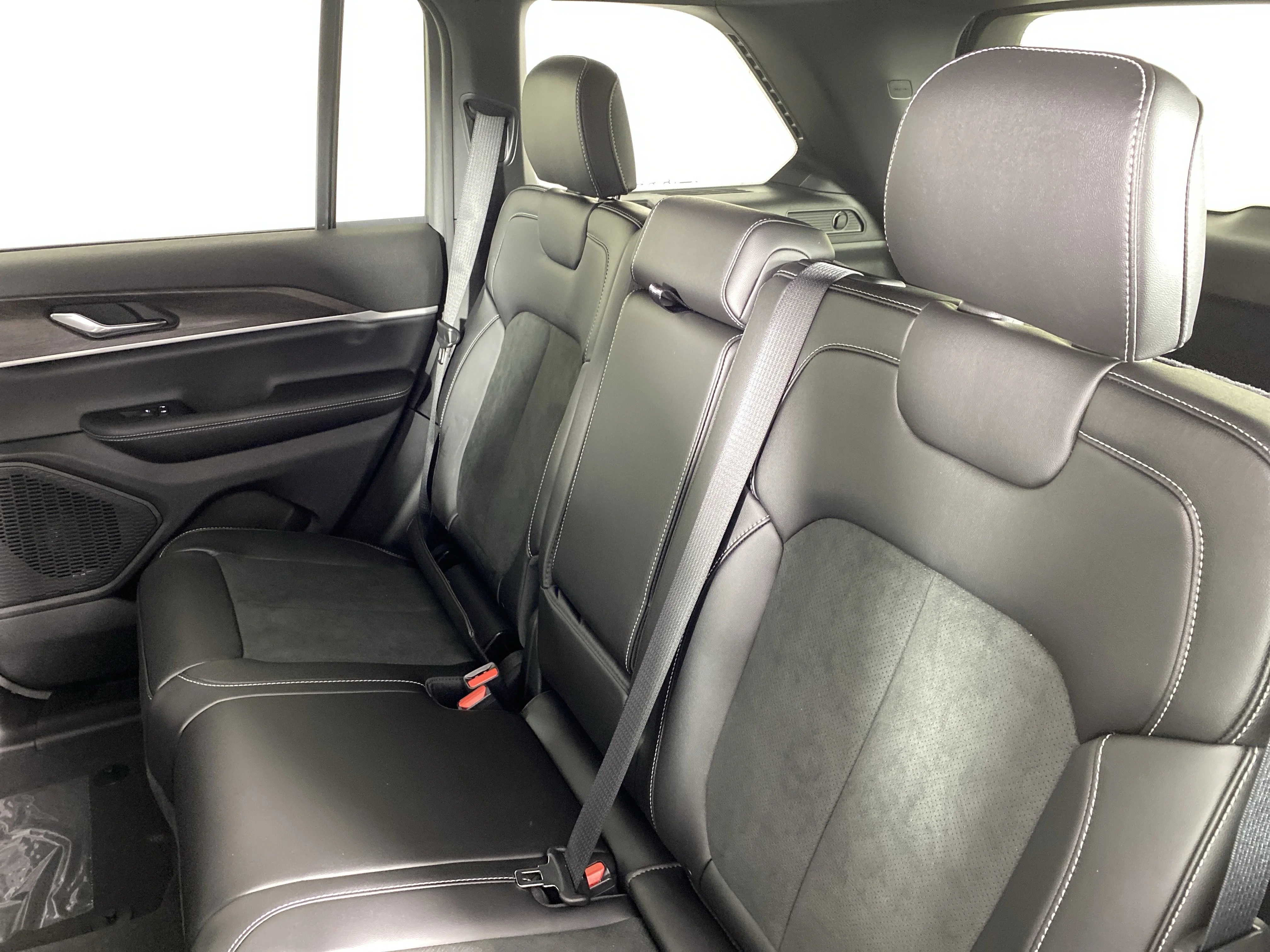 New 2026 Bright White Clear-Coat Exterior Paint Jeep Altitude image 30