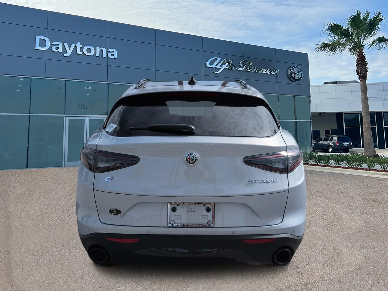 New 2026 Moonlight Gray Metallic Exterior Paint Alfa Romeo  image 4