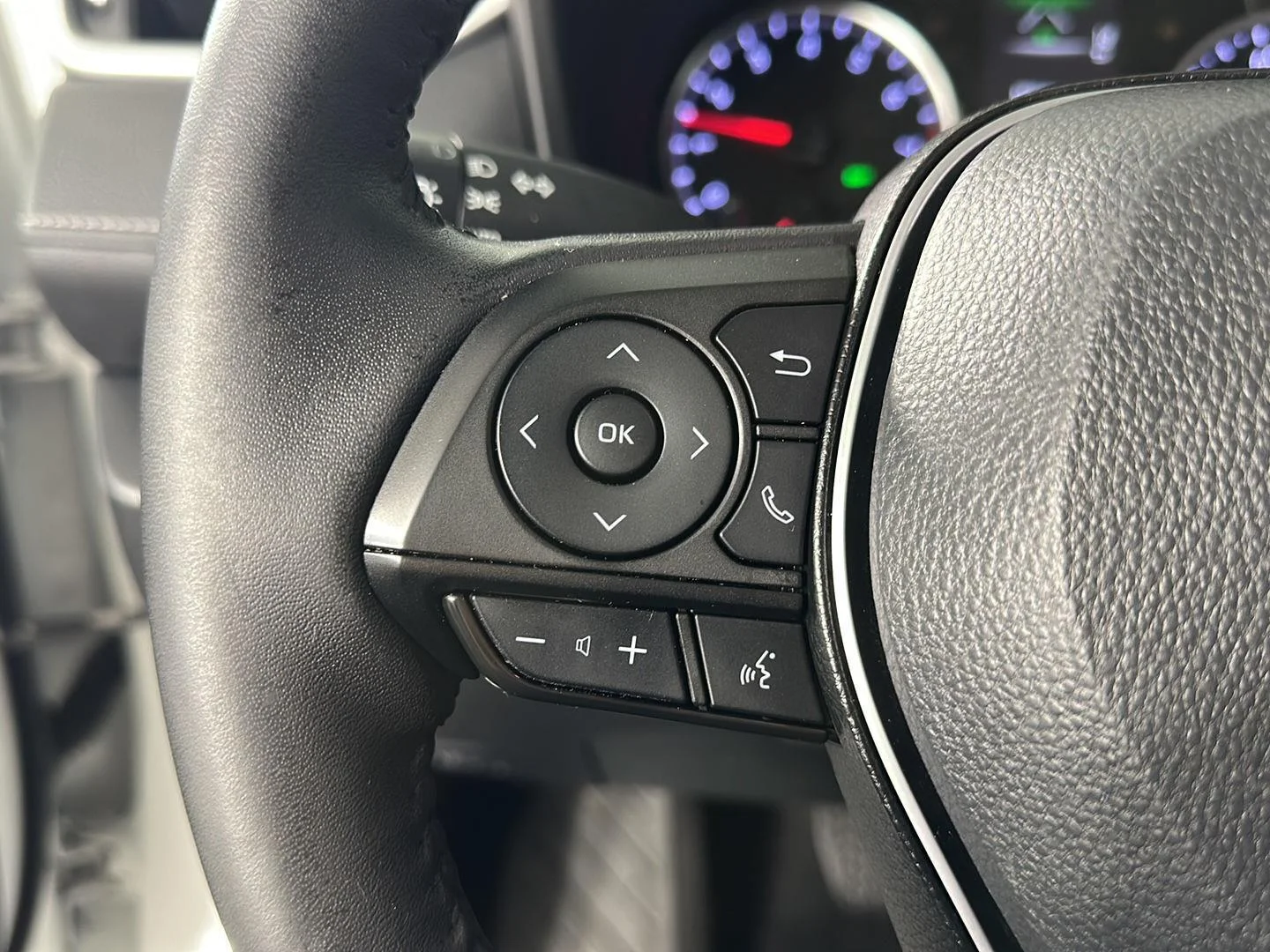 Used 2022 White Toyota XLE image 20