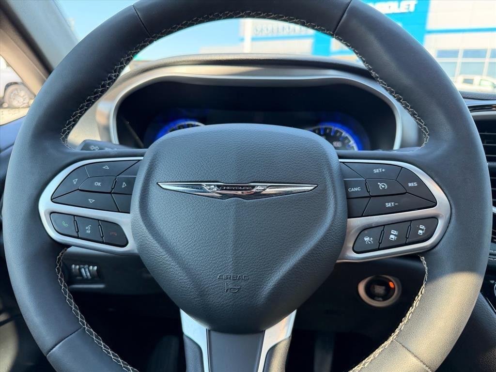 Used 2025 Ceramic Gray Clearcoat Chrysler Select image 15