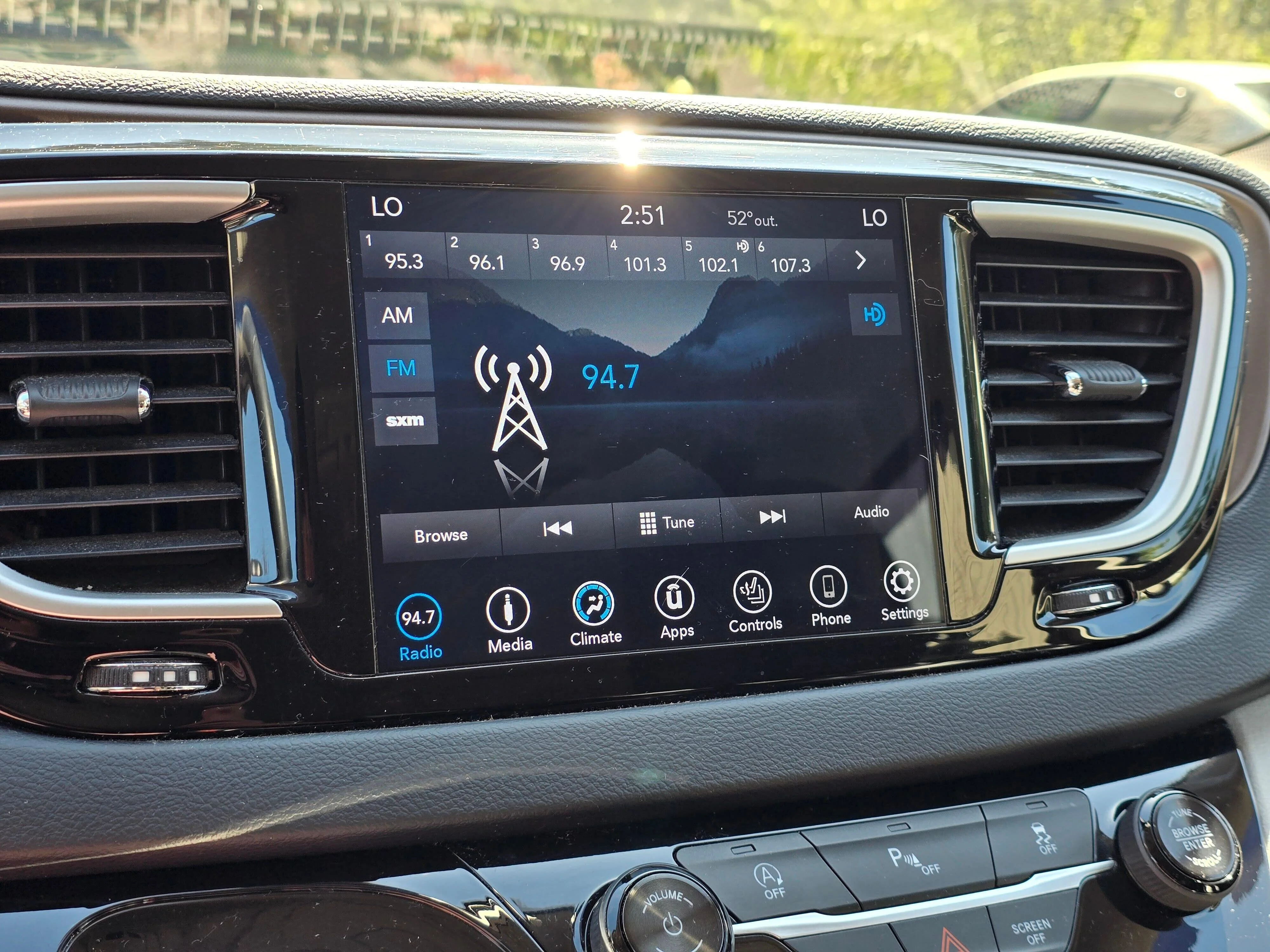Used 2018 Brilliant Black Crystal Pearlcoat Chrysler Touring L image 21