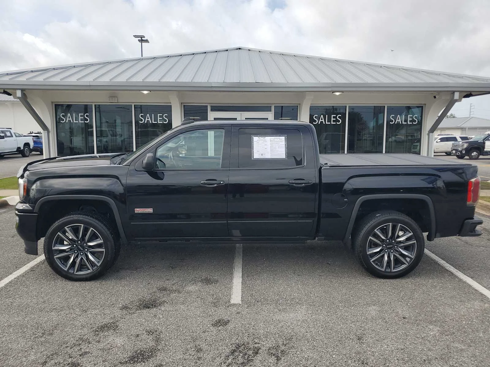 Used 2018 ONYX BLACK GMC SLT image 2