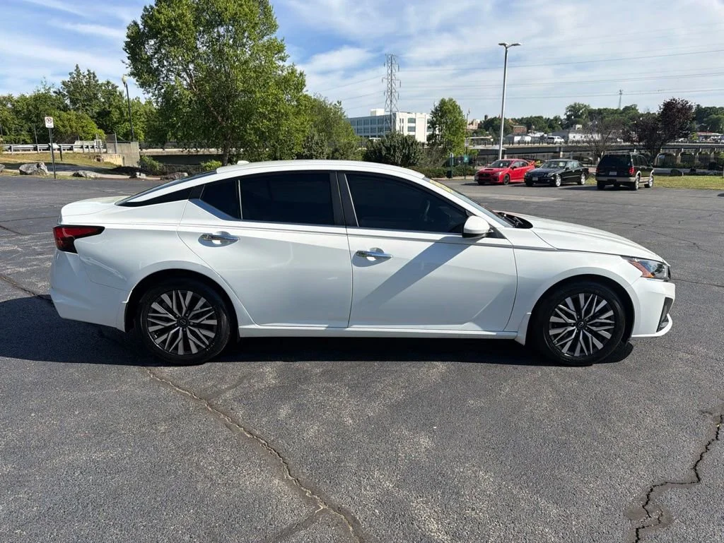 Used 2023 White Nissan 2.5 SV image 8