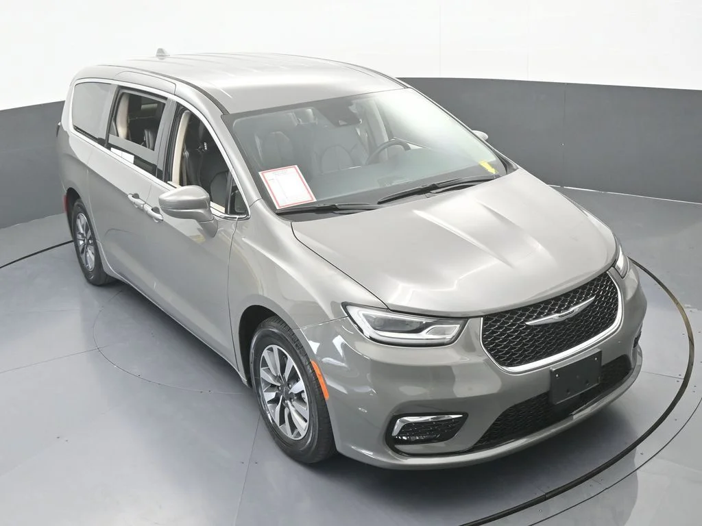 Used 2022 Ceramic Gray Clearcoat Chrysler Touring L image 58