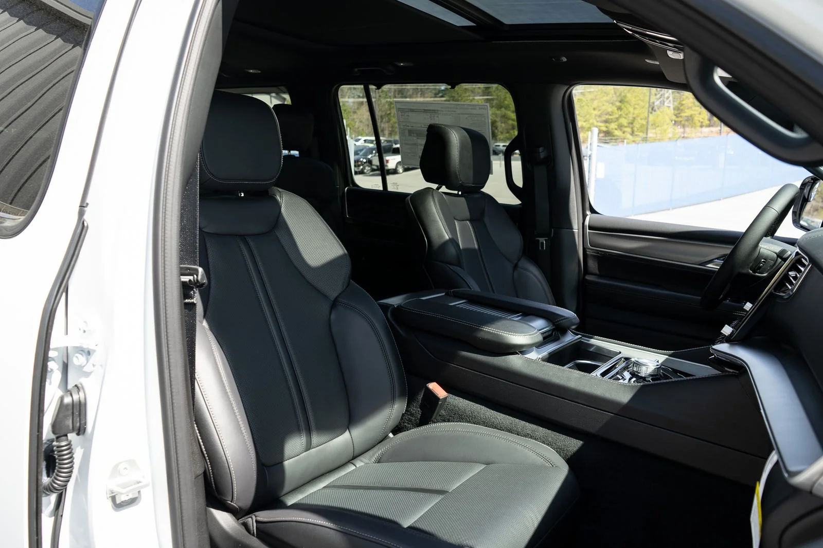 New 2026 Bright White Clear-Coat Exterior Paint Jeep Limited Reserve image 43