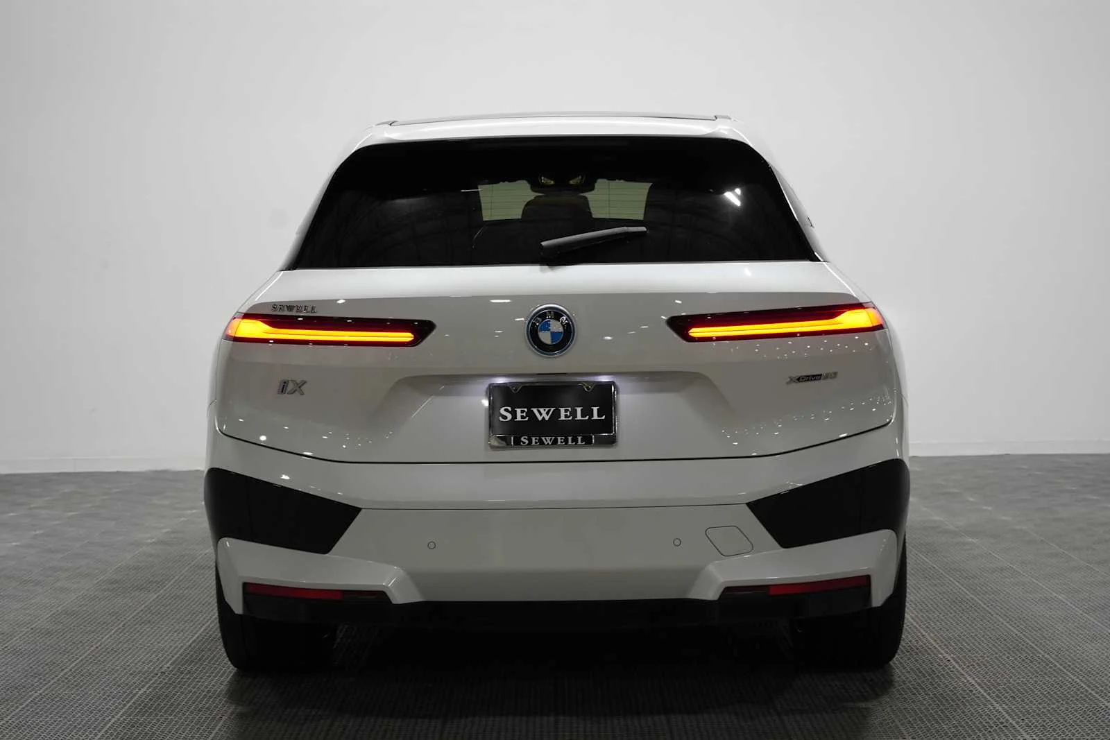 Certified Used 2024 Mineral White Metallic BMW xDrive50 image 6