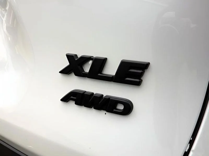 Used 2025 Wind Chill Pearl Toyota XLE Premium image 6