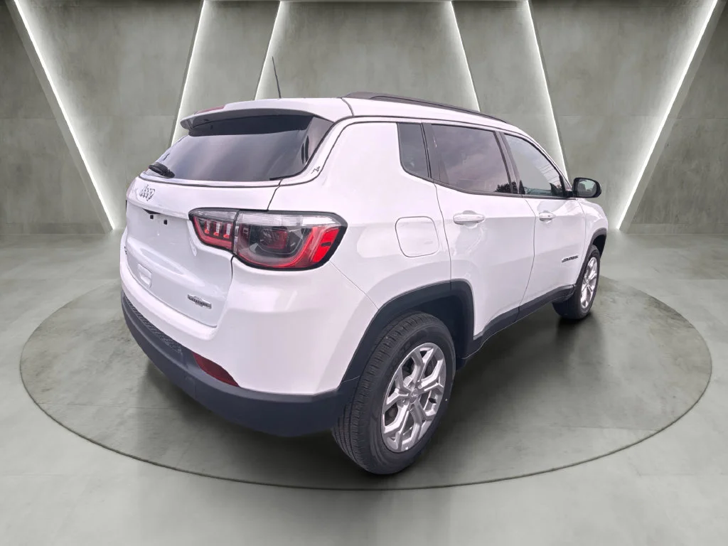 Used 2024 White Jeep Latitude image 3
