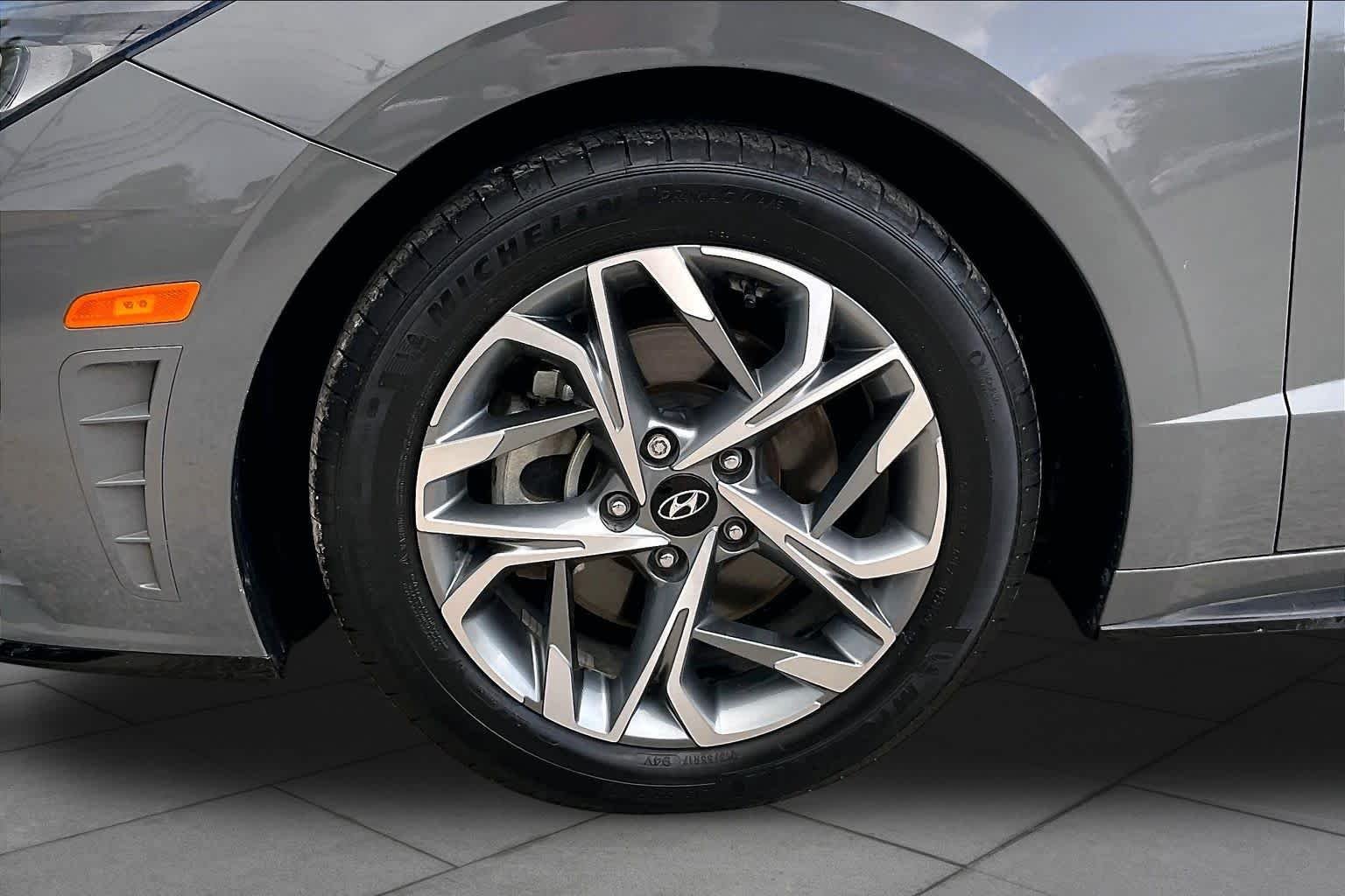 Used 2023 Hampton Gray Hyundai SEL image 11