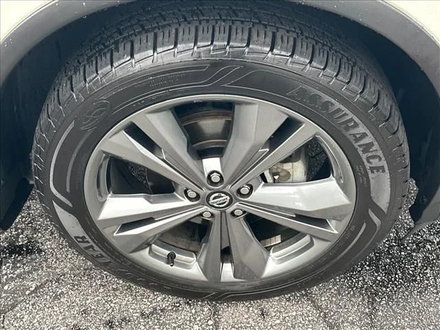 Used 2020 White Nissan Platinum image 34