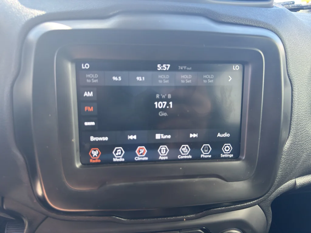 Used 2018 Glacier Metallic Jeep Trailhawk image 23