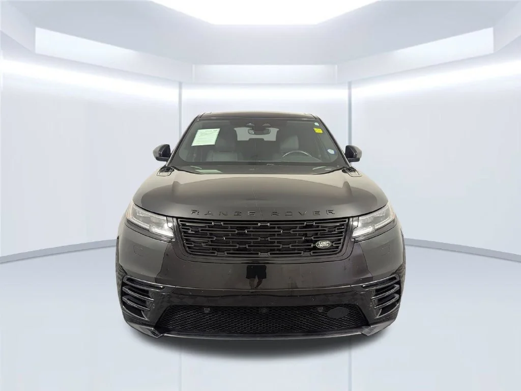 Used 2025 Black Land Rover Dynamic SE image 16