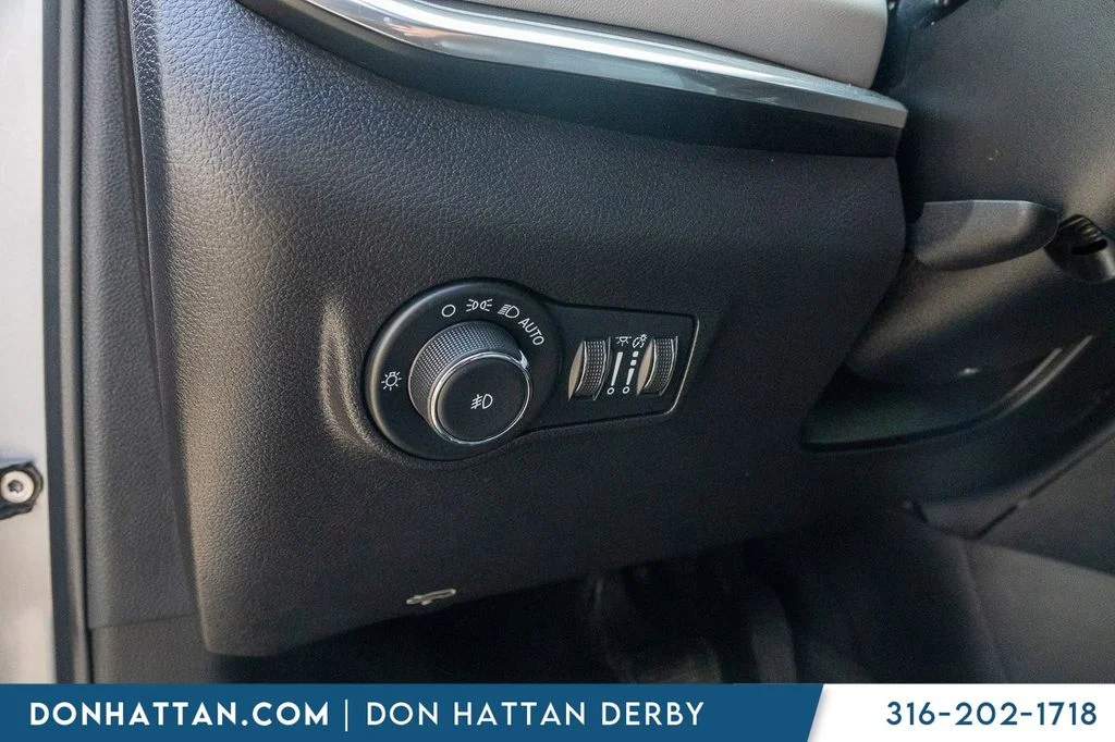 Used 2023 Silver Jeep Limited image 18