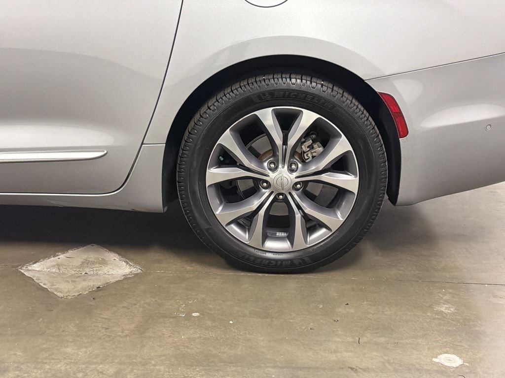 Used 2019 Silver Chrysler Limited image 14
