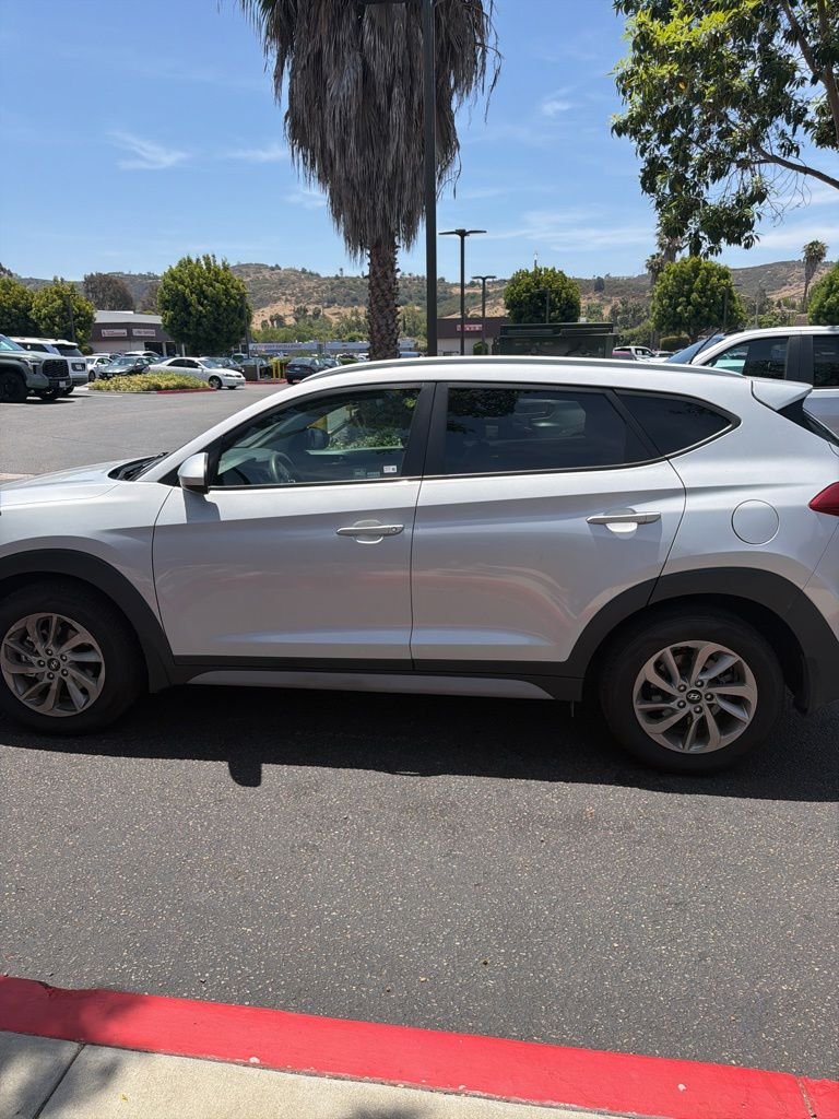 Used 2017 Black Hyundai SE image 7