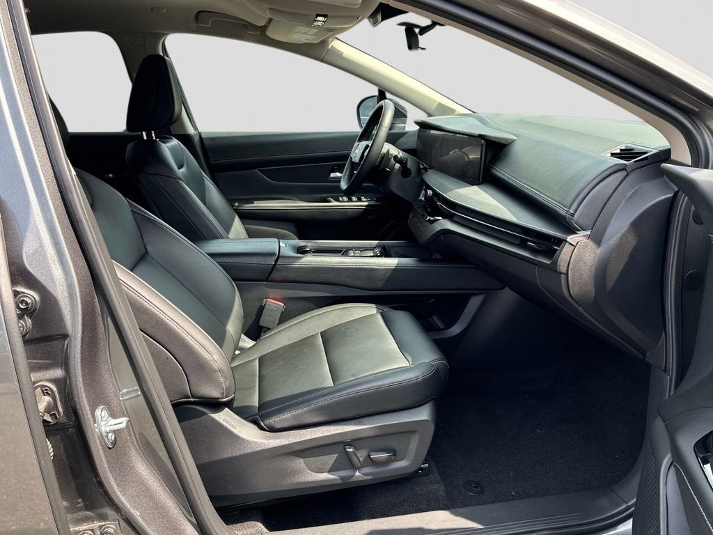 Used 2025 Gray Nissan SV image 9